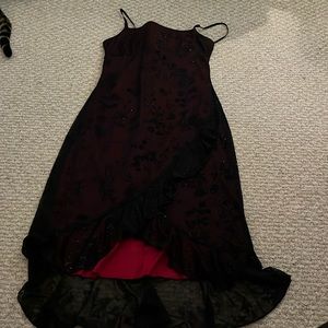 City triangles black red lined dress